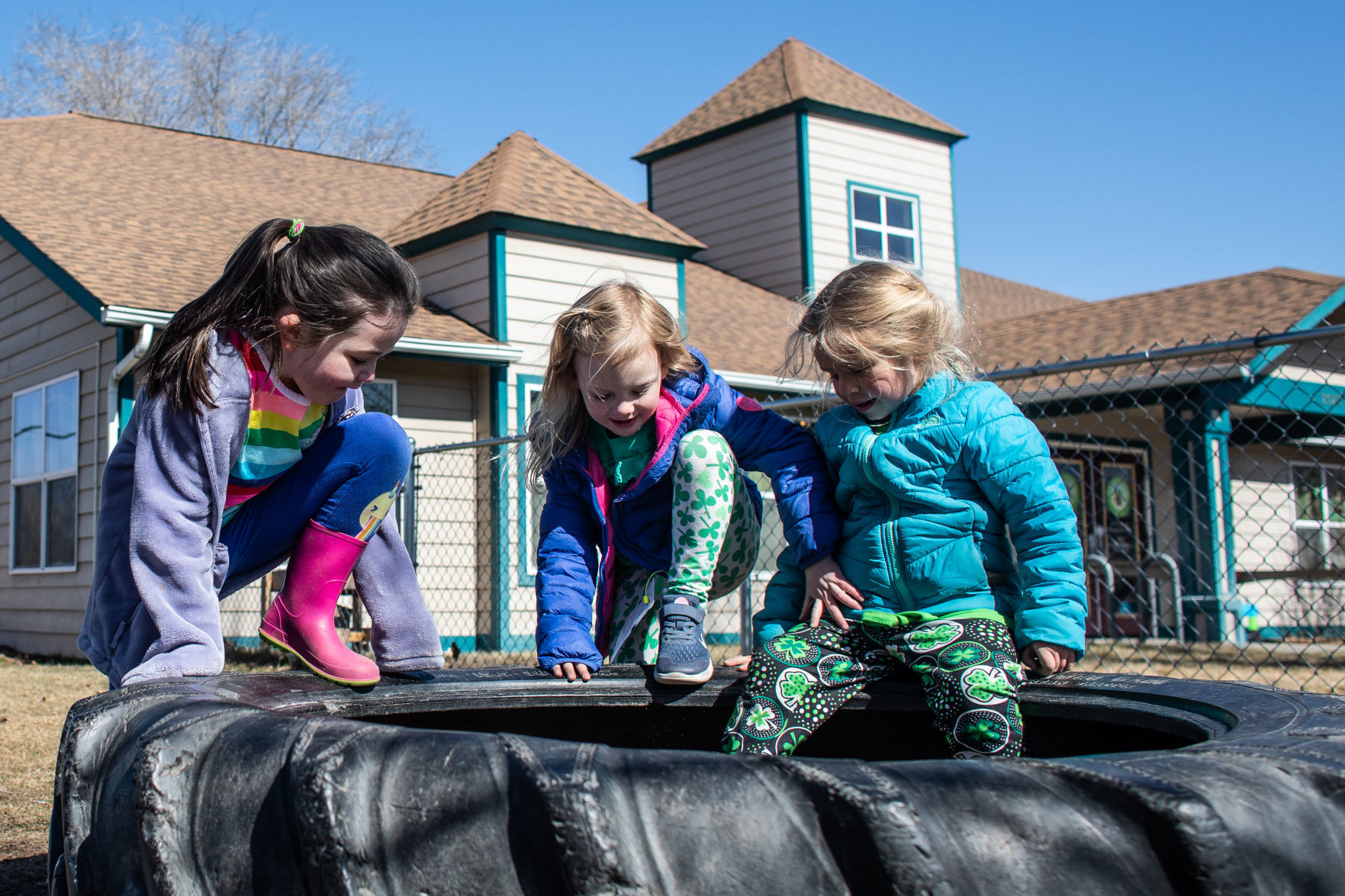 Preschoolers play a game